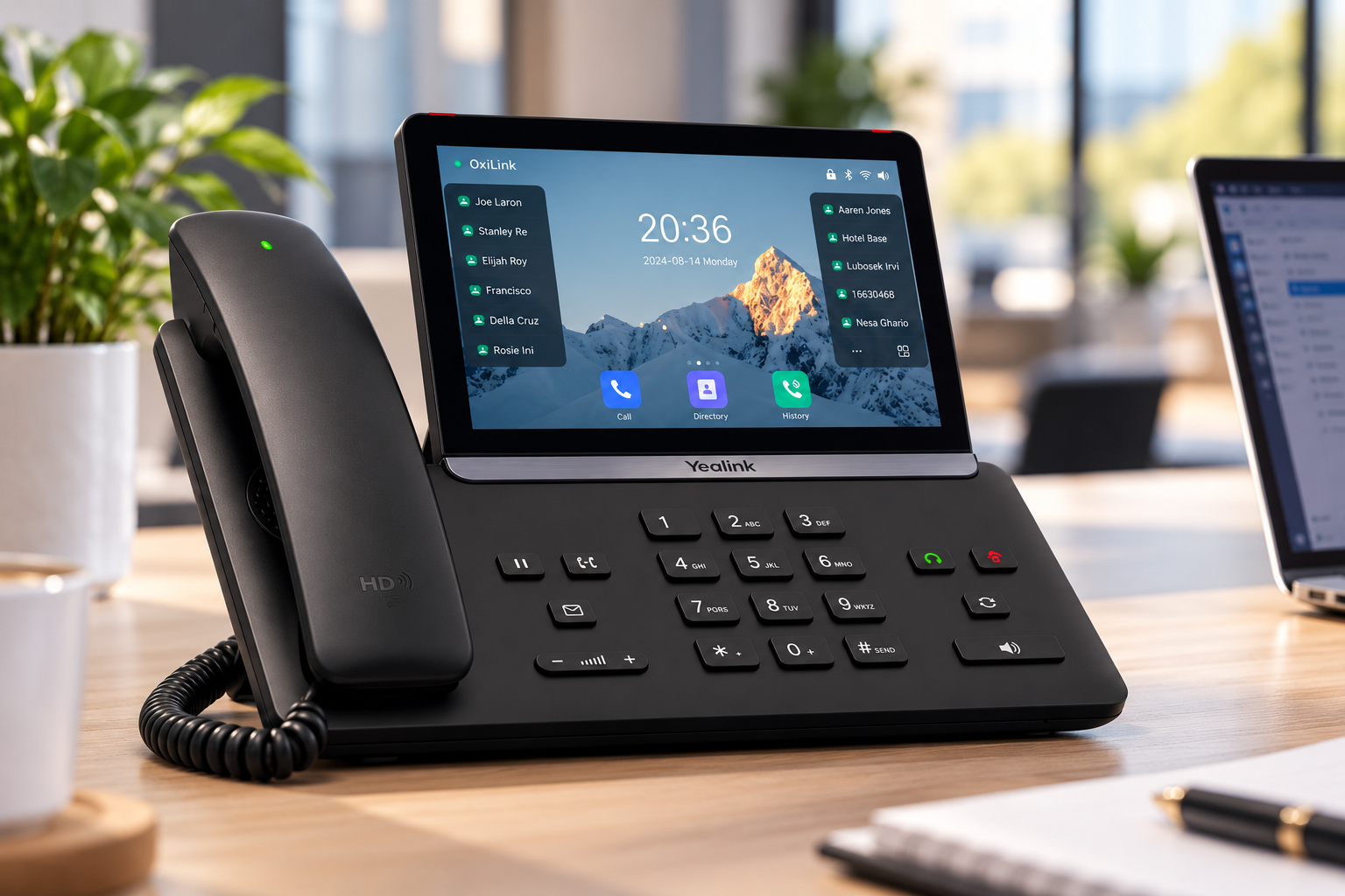 Poste téléphonique Yealink T88W Pro à écran tactile installé sur un bureau d'agence