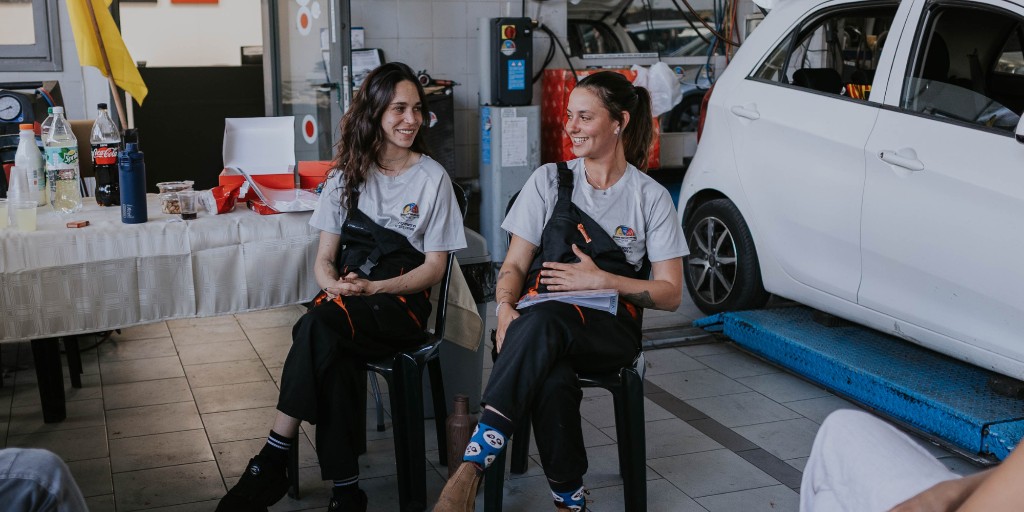 שתי המייסדות במוסך