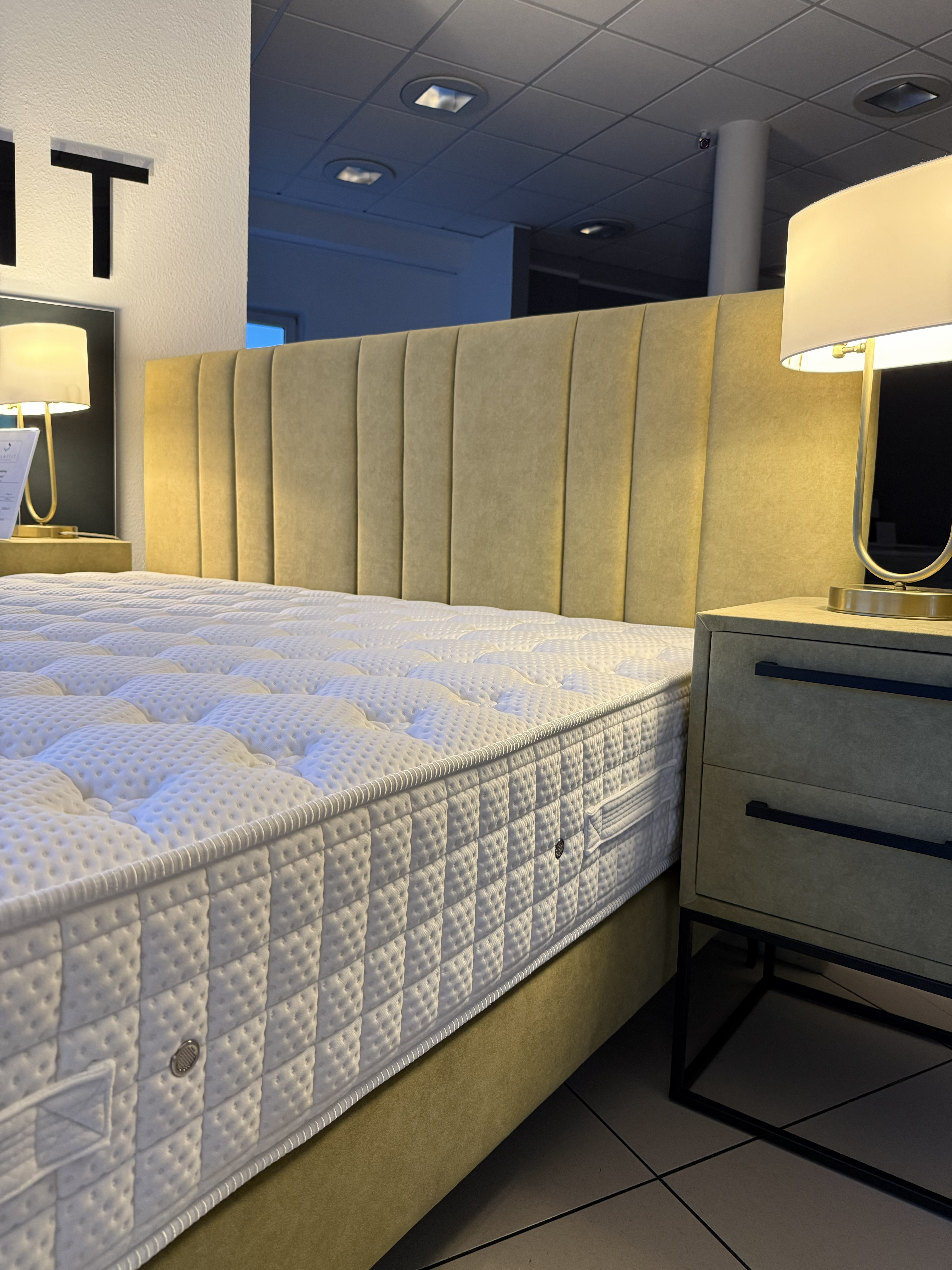 Schlaffit Polsterbett im Showroom