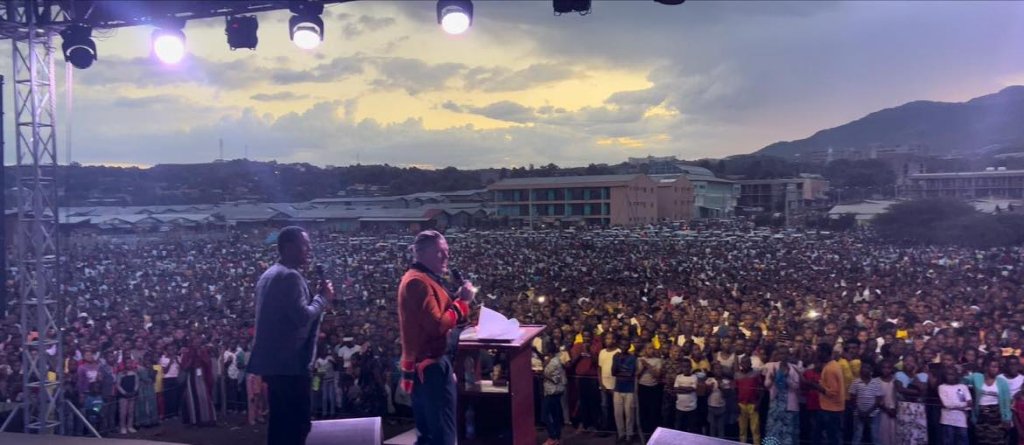 120,000 people