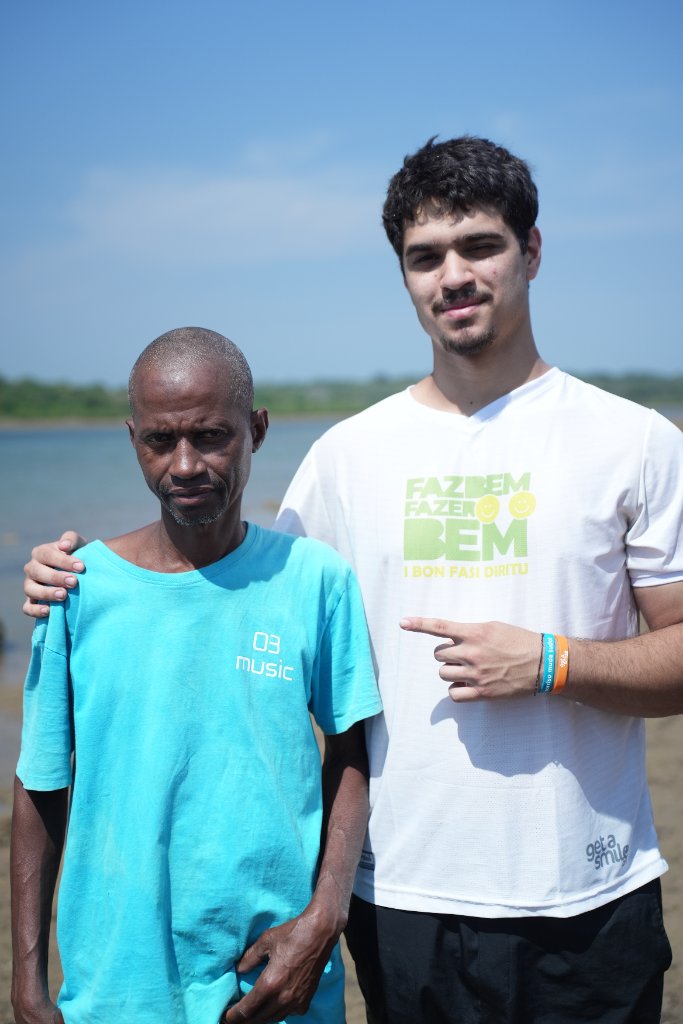 Voluntário e membro da comunidade junto ao rio de Buba