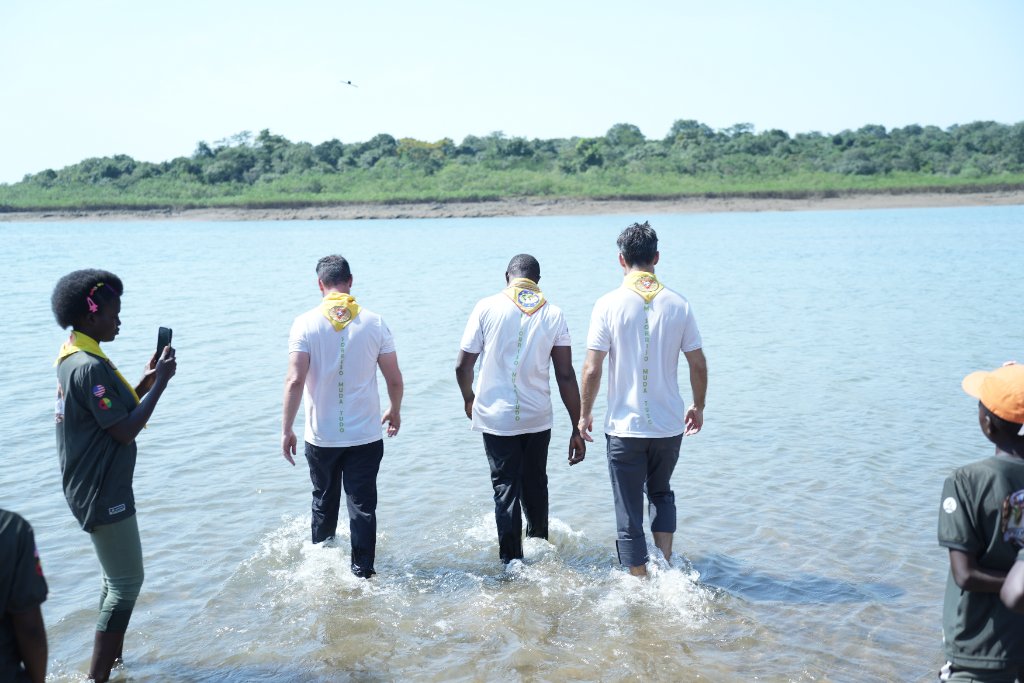 Equipe entrando nas águas para cerimônia de batismo