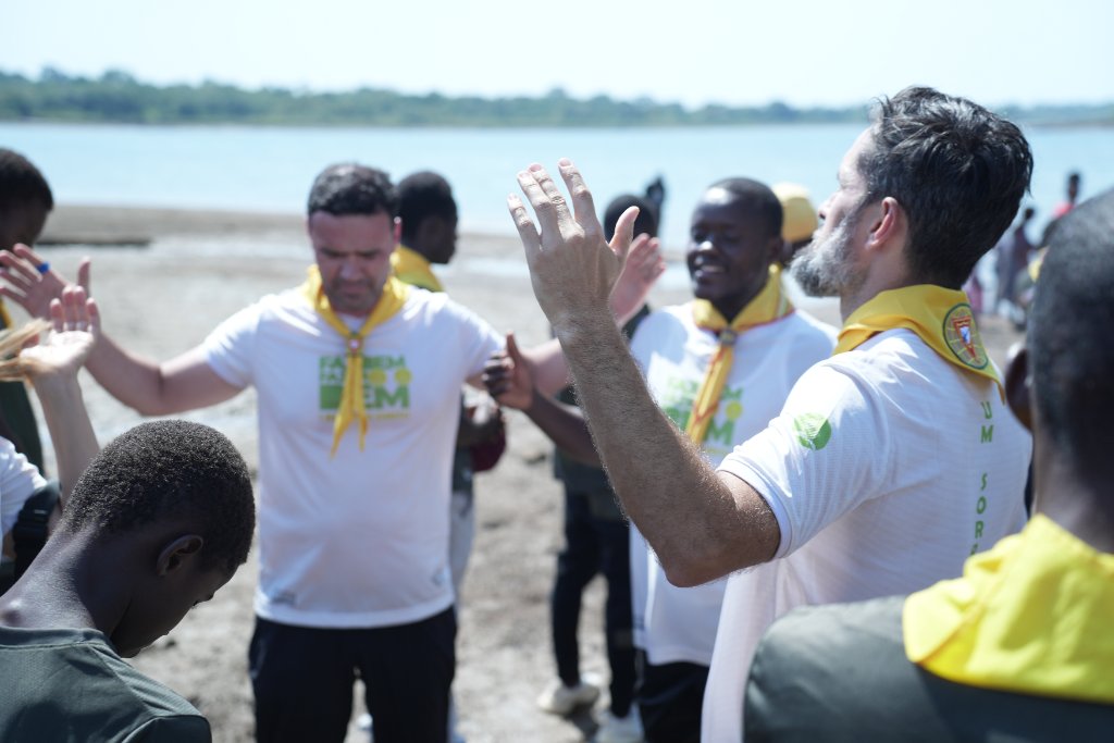 Momento de oração e adoração à beira do rio com a comunidade