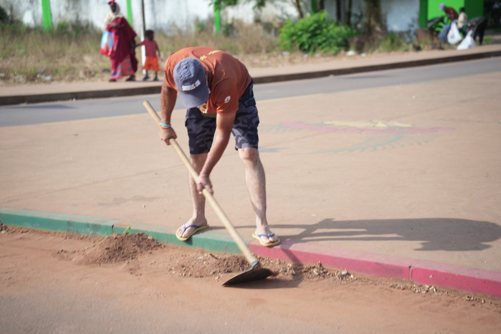 Voluntário realizando obras de melhoria na comunidade