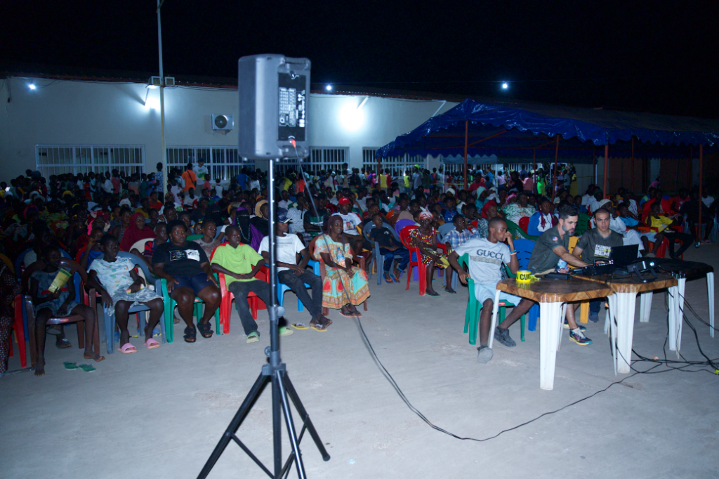 Grande evento noturno de evangelismo com centenas de pessoas