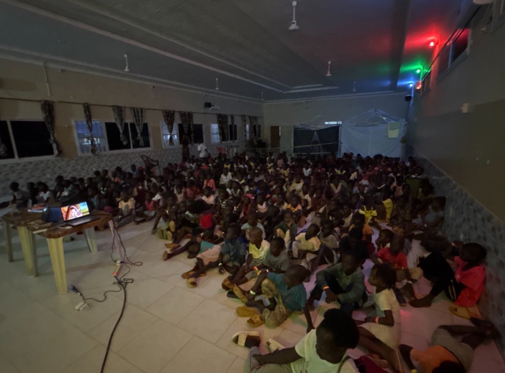 Crianças e famílias reunidas para oração e celebração