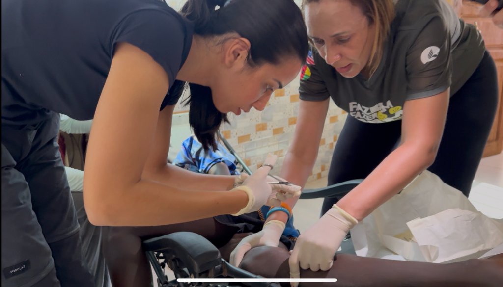 Voluntários cuidando de criança com dedicação e amor