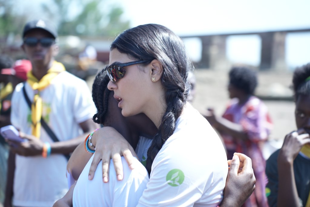 Amor em ação - abraço entre missionária e jovem da comunidade