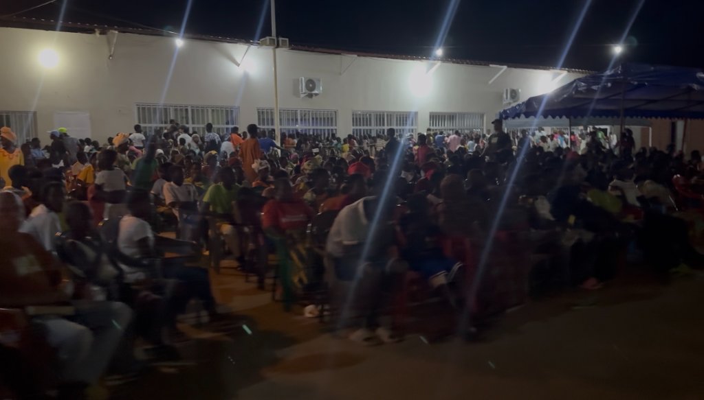 Comunidade reunida em noite de evangelismo