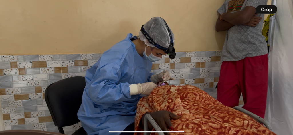 Profissional de saúde realizando atendimento médico na comunidade