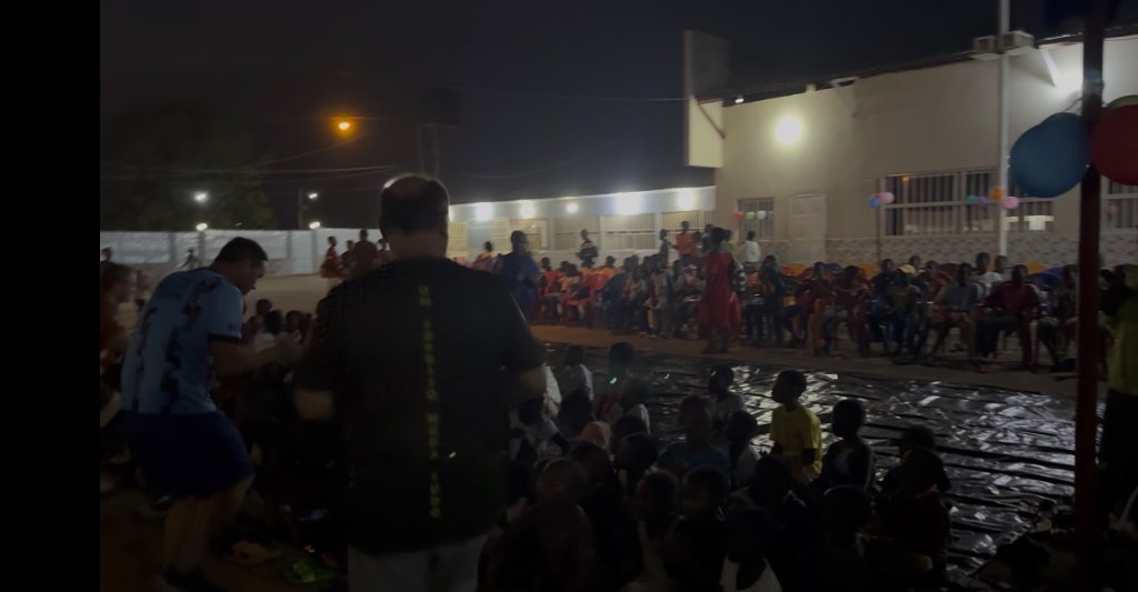 Comunidade reunida em noite de evangelismo
