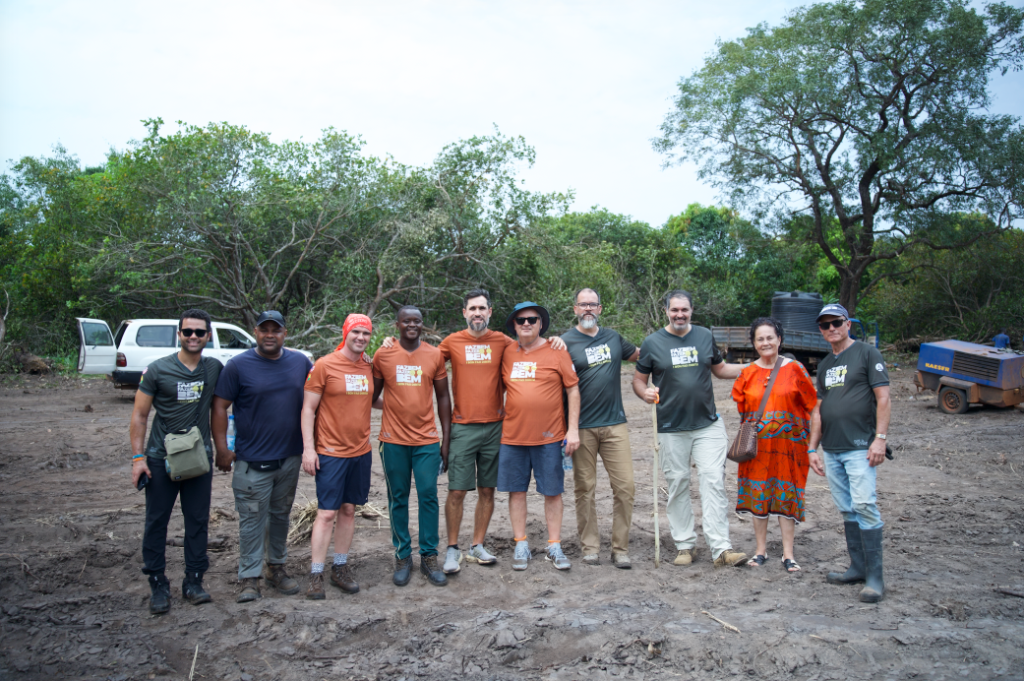 Equipe de voluntários reunida no campo de missão