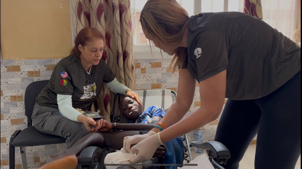 Voluntária realizando atendimento de saúde com profissionalismo