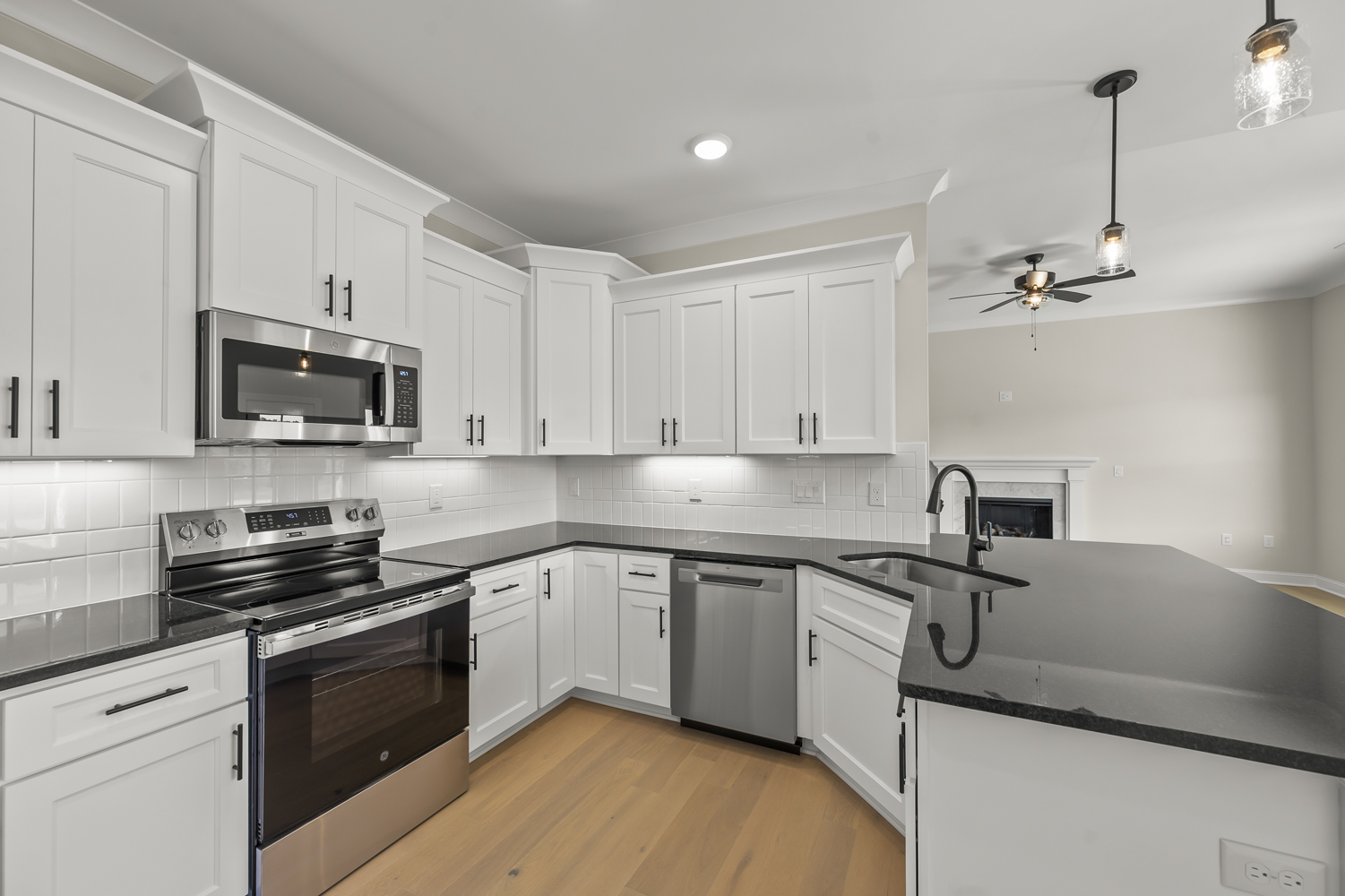 212 Cool Run - Kitchen Island with Pendant Lighting