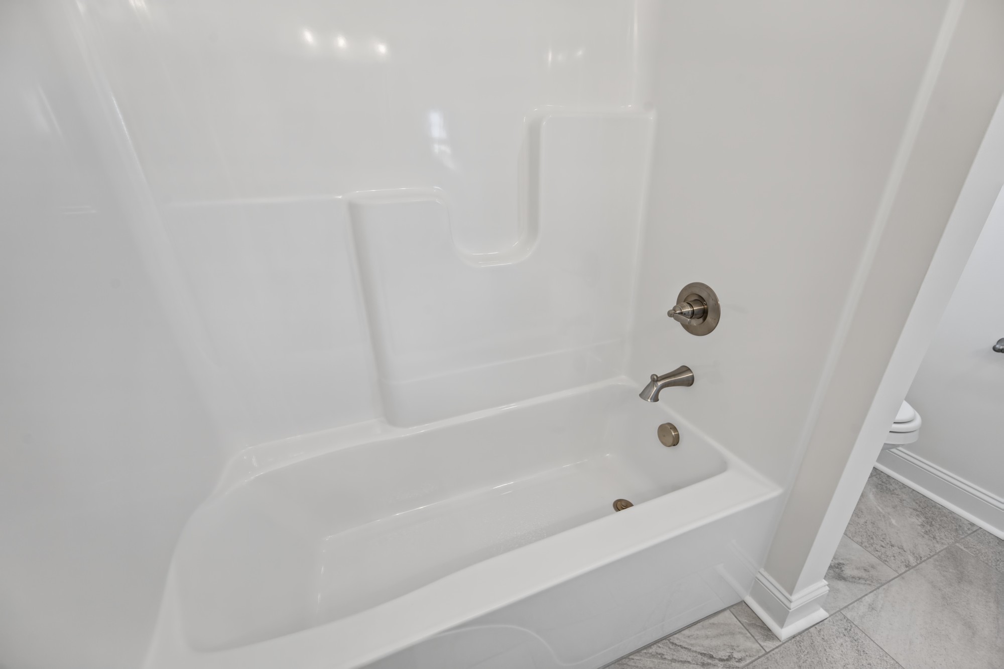 250 Cool Run - Tub/Shower Surround