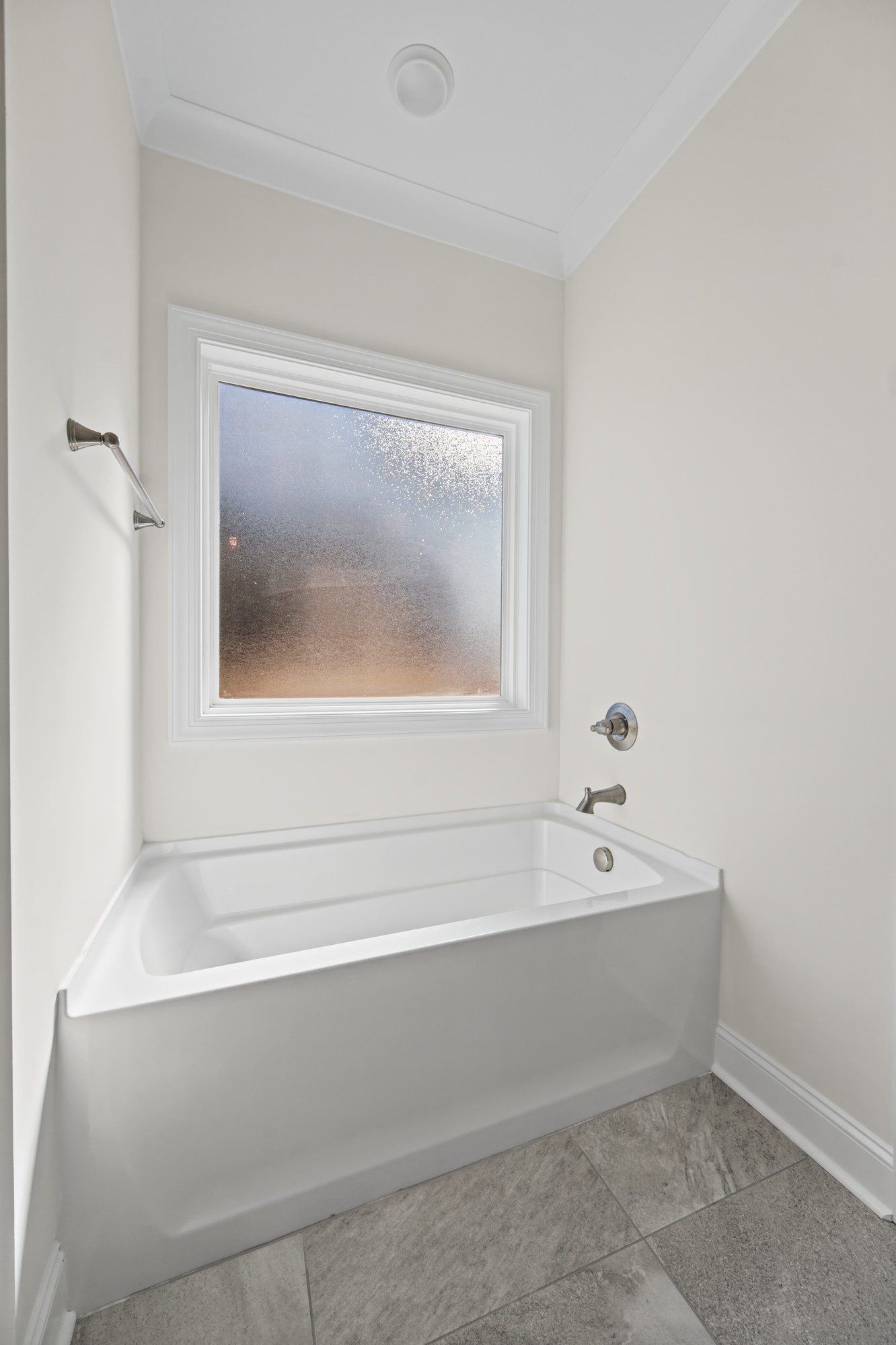 250 Cool Run - Primary Bathroom Soaking Tub Alcove