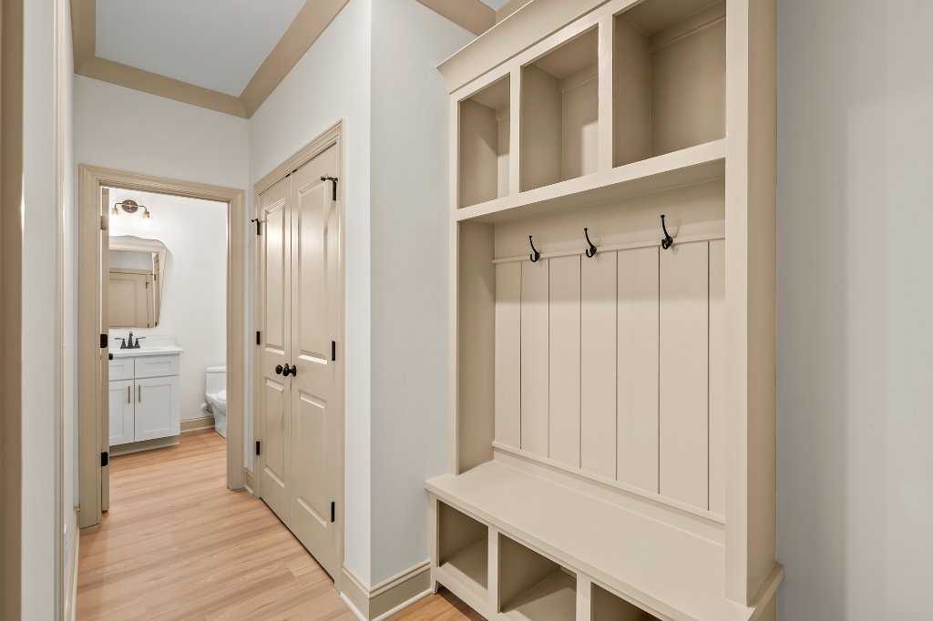 Drop zone / mud room