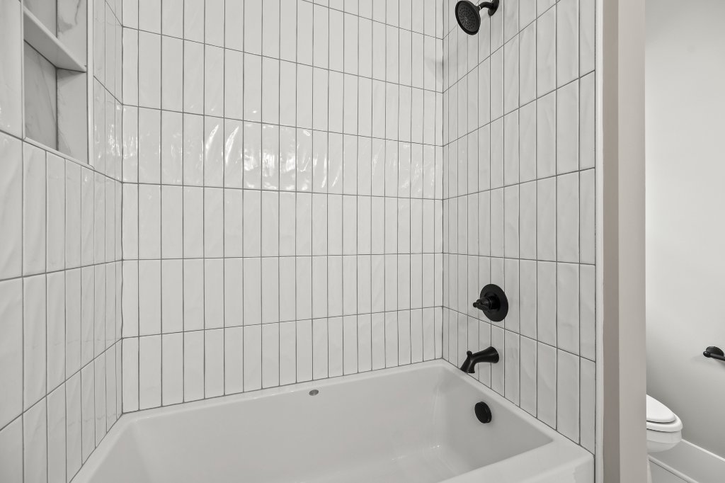 740 Surrey Path Trail, tiled tub/shower detail