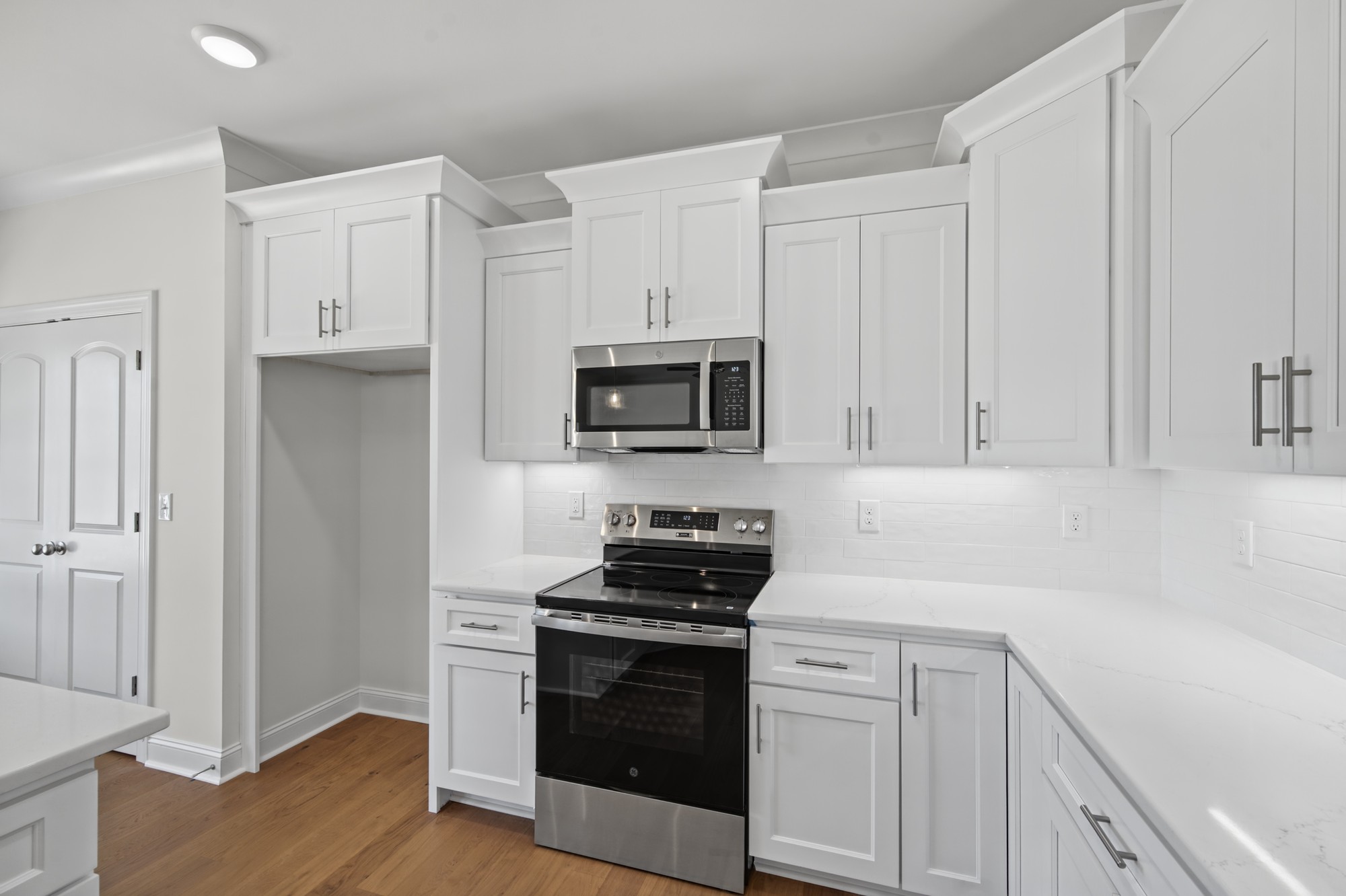 232 Cool Run - Kitchen with GE Range & White Cabinetry