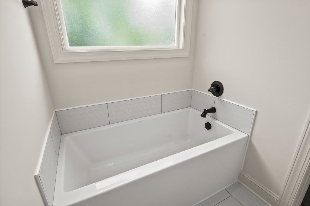 Primary soaking tub detail