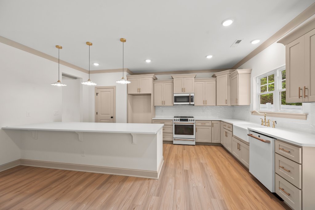 Kitchen with large island