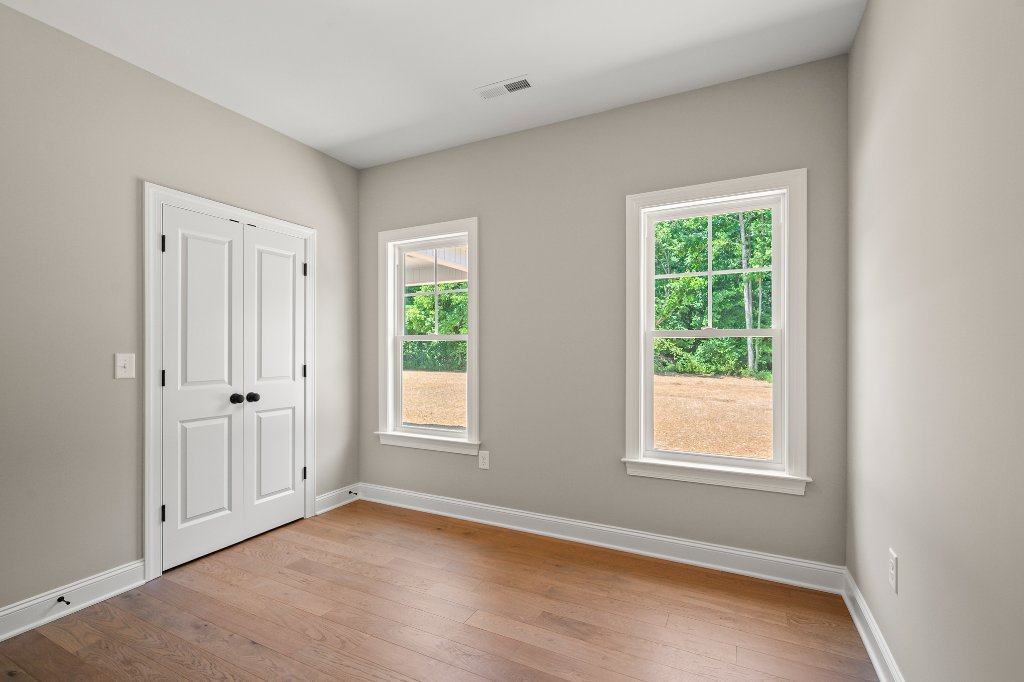 Secondary bedroom with closet
