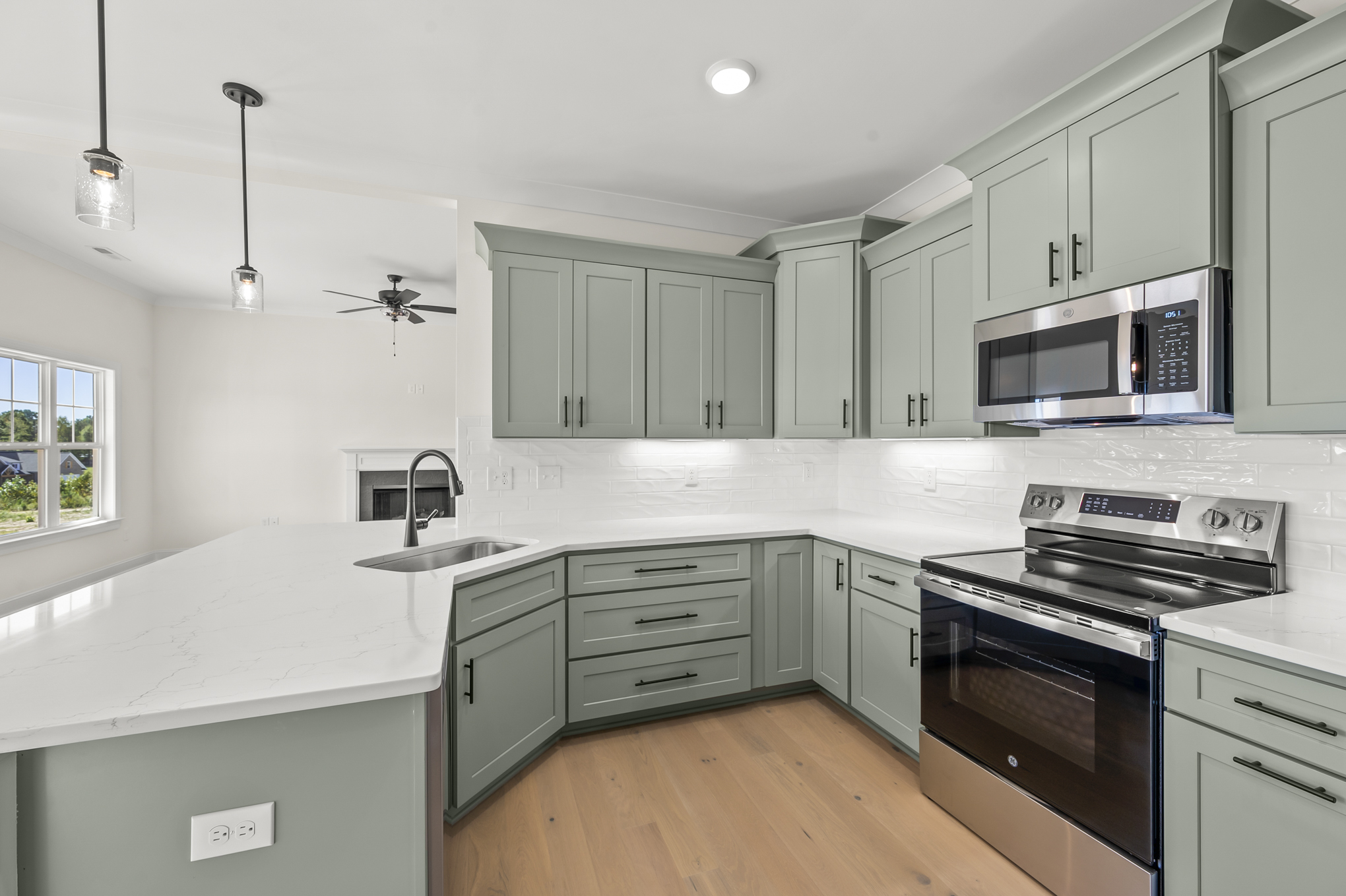 192 Cool Run - Kitchen Island & Dining Area