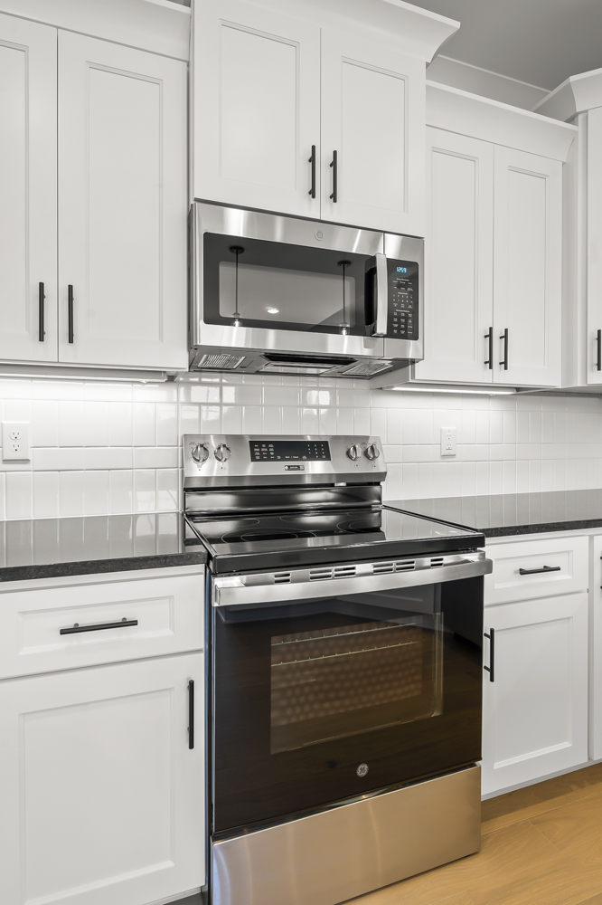 212 Cool Run - Kitchen with GE Range & Microwave