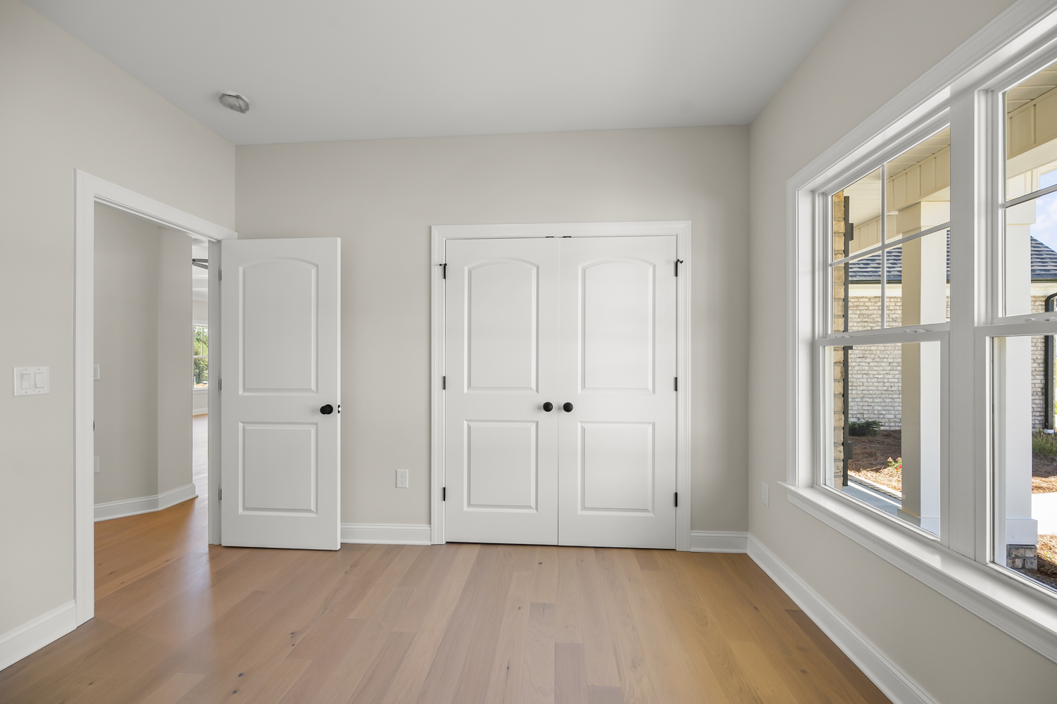 212 Cool Run - Bedroom with Arched Closet Doors
