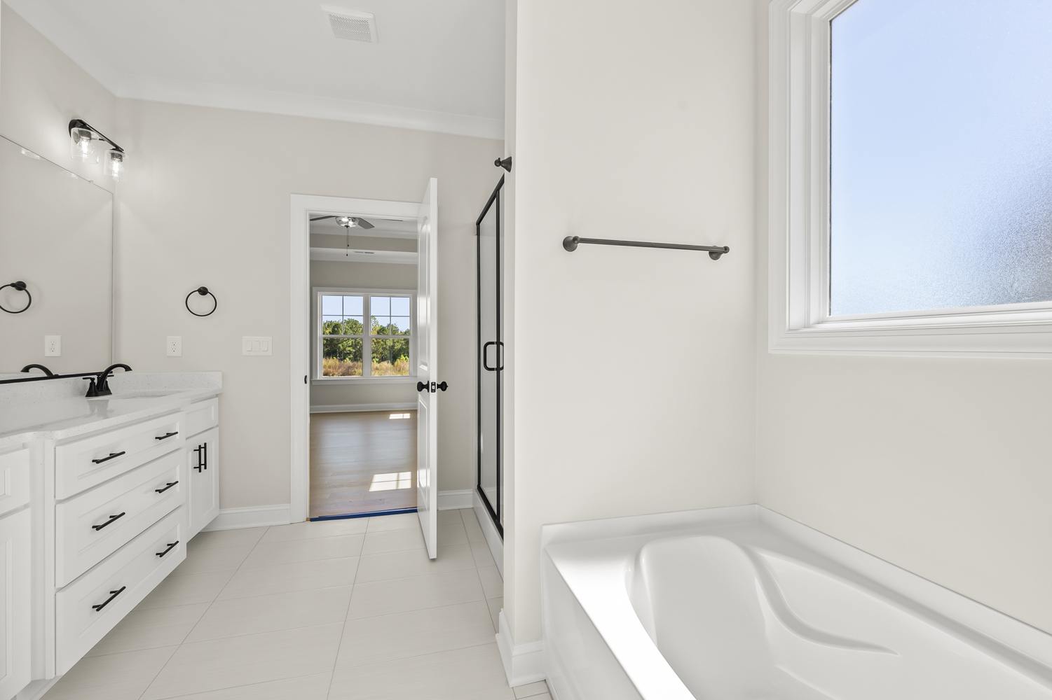 212 Cool Run - Primary Bathroom Vanity & Tub