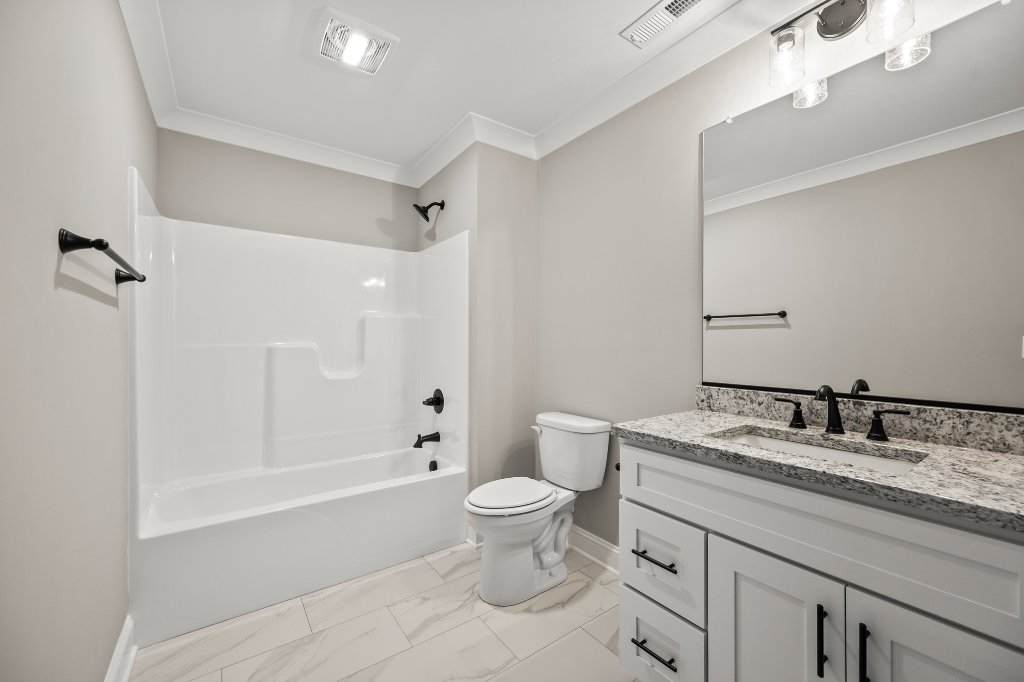 740 Surrey Path Trail, upstairs full bathroom