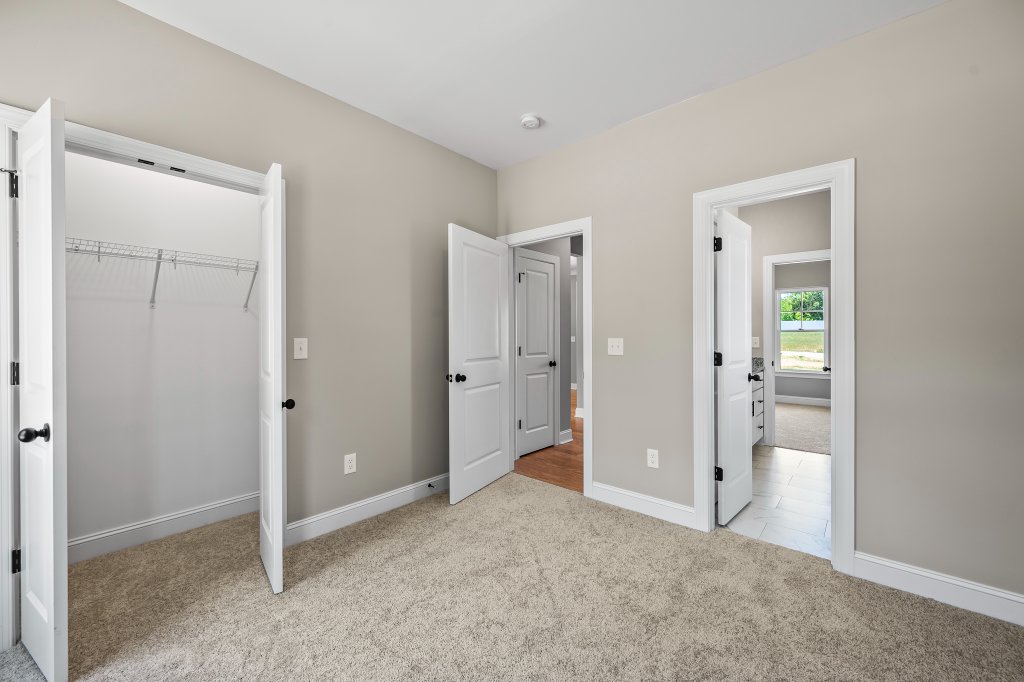 132 Cricket's Run, primary bedroom with closet and ensuite