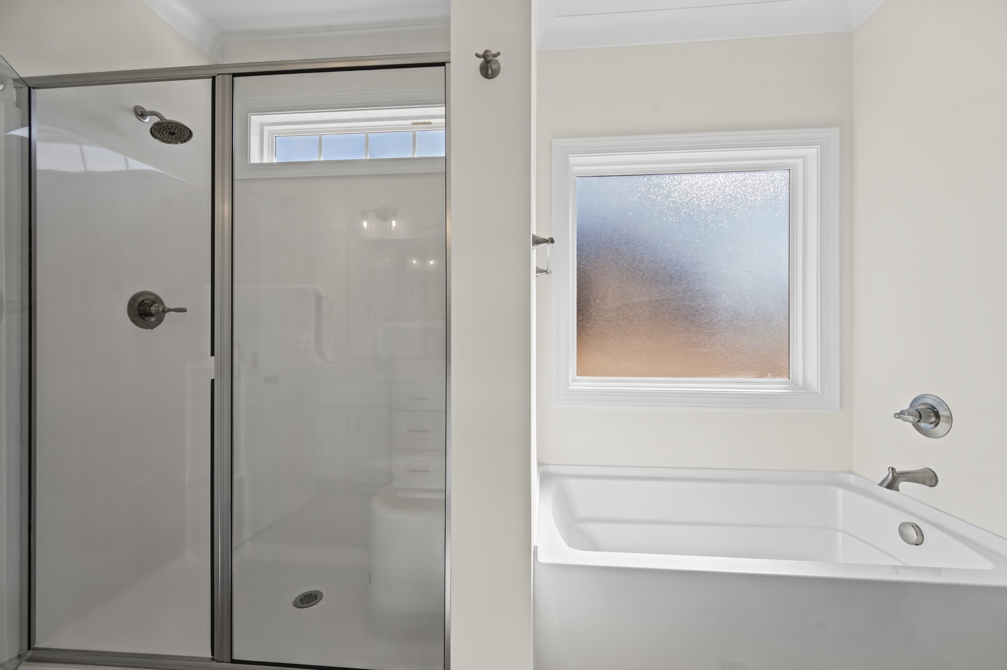 250 Cool Run - Primary Bathroom Shower & Soaking Tub