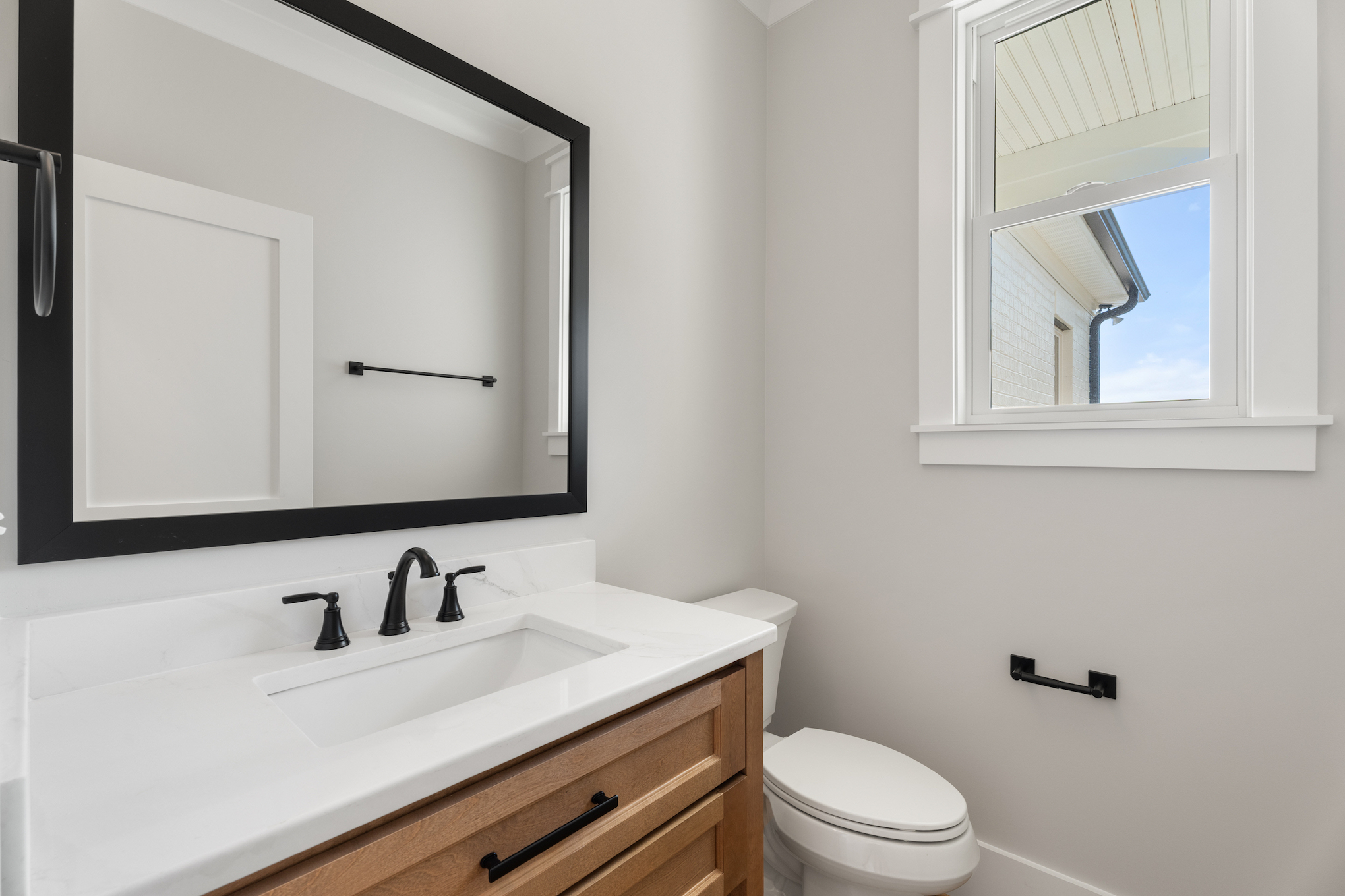 727 Royal Jasmine Ct - Secondary Bath with Wood Vanity