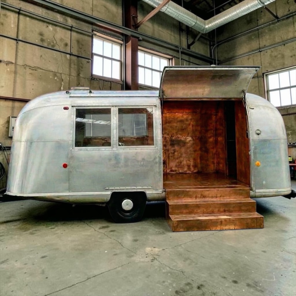 AIRSTREAM LOUNGE