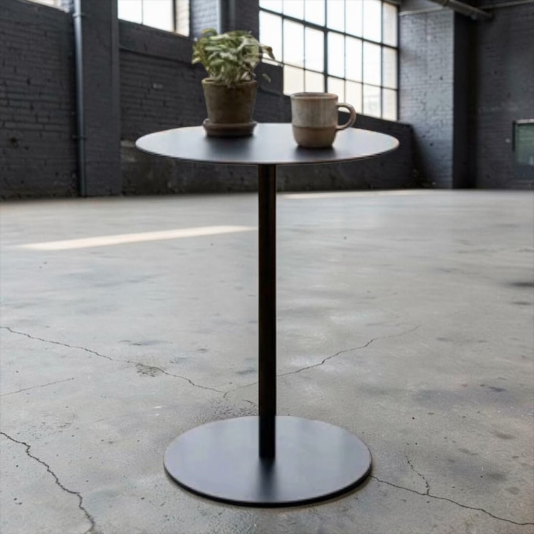 Møbler, bord (H50/Ø30) lager