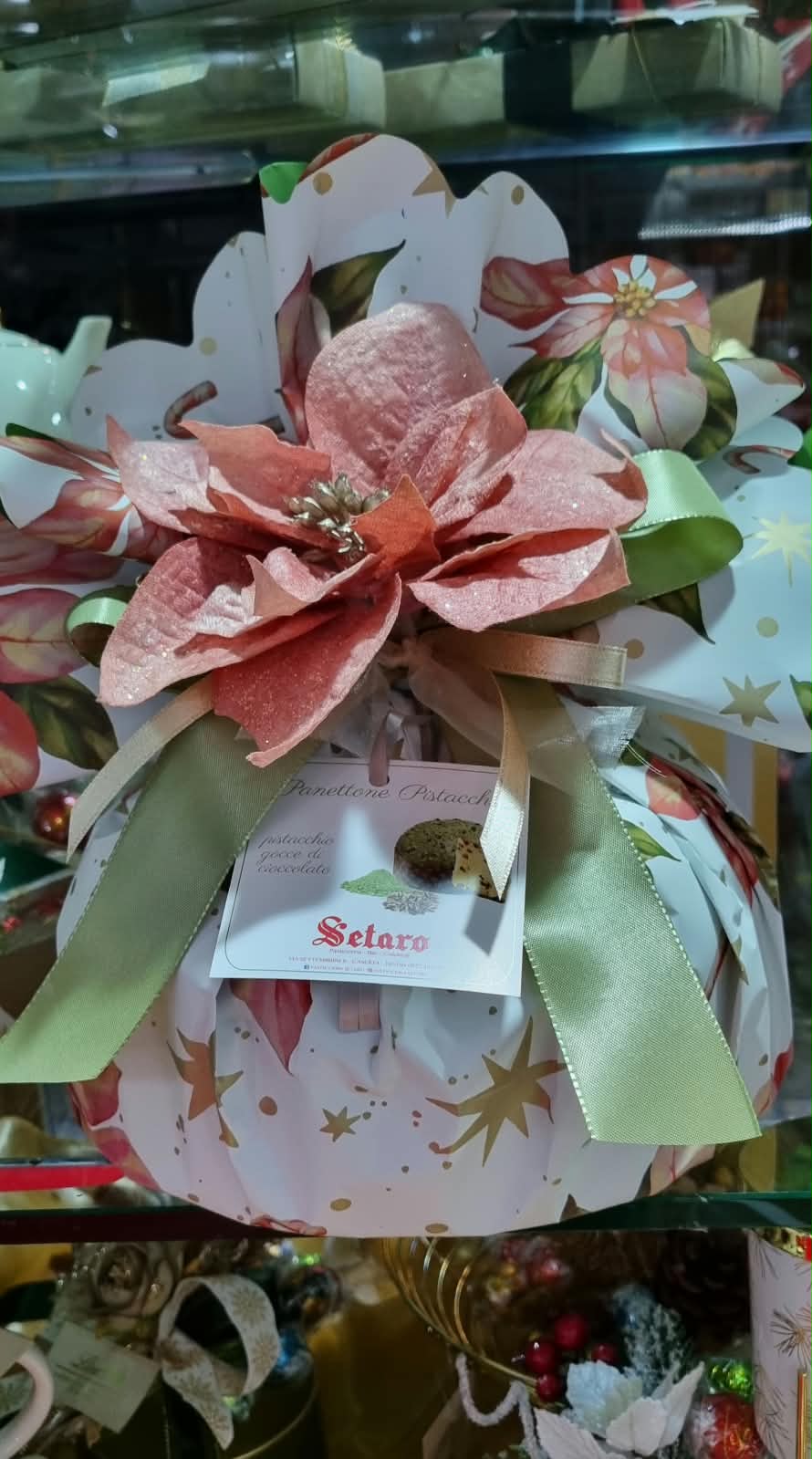 Panettone Pistacchio con stella rosa