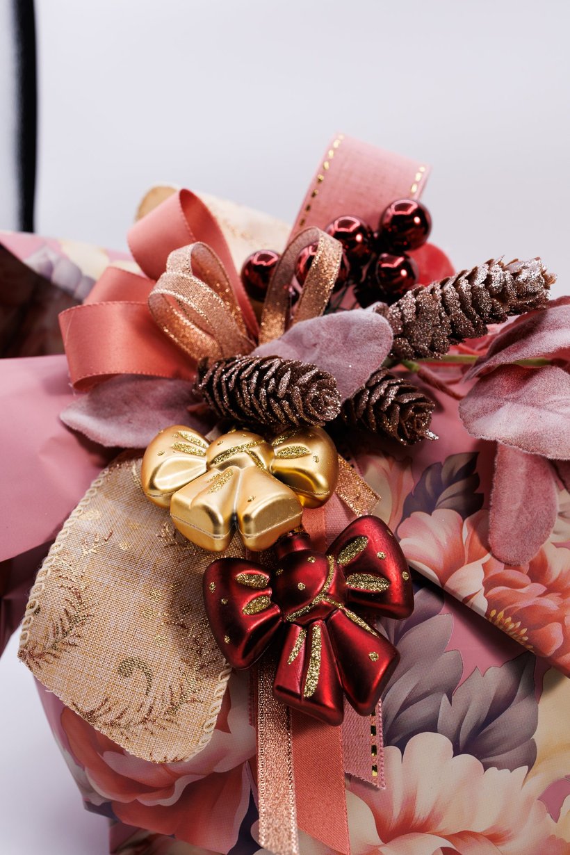 Confezione con pigne e bacche