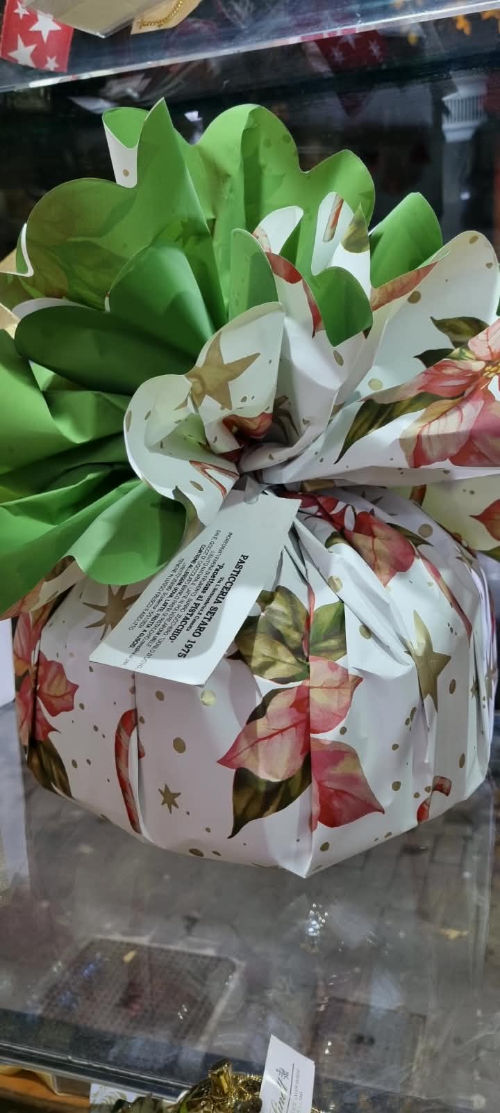 Panettone al Pistacchio con foglie verdi