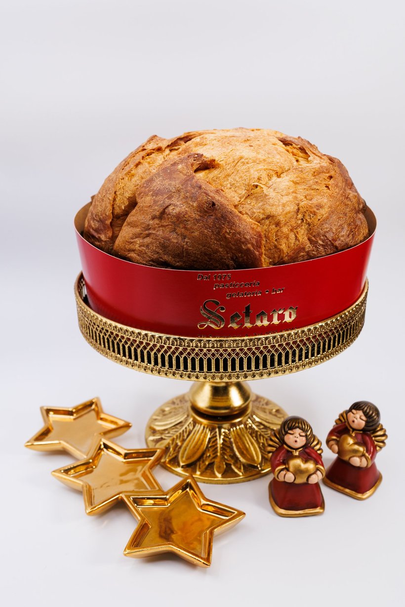 Panettone su piedistallo dorato