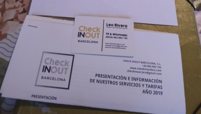 Papelería y material de marca de Check InOut Barcelona
