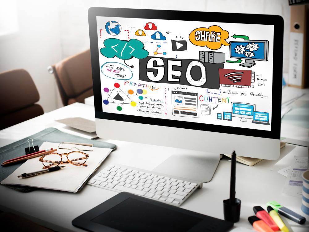 מסך מחשב עם שרטוט אסטרטגיית SEO הכולל תוכן, יצירתיות ומיקוד באיכות — המחשה לבחירת אתרים איכותיים לקניית קישורים