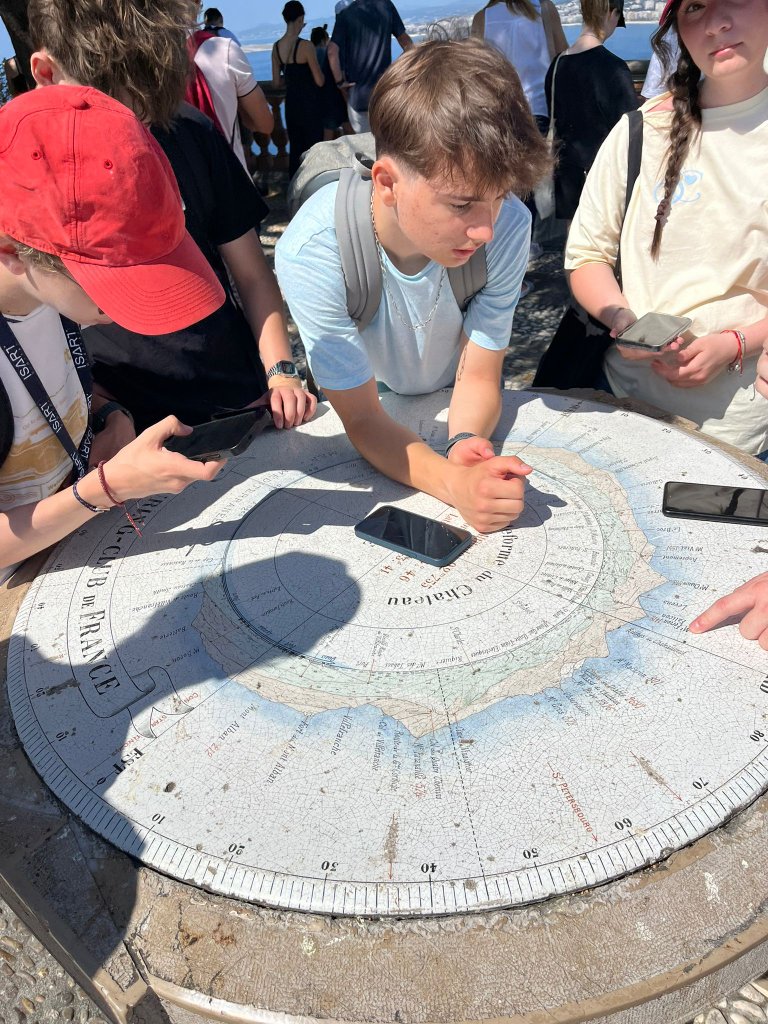 Joueurs rassemblés autour d'une table d'orientation, en train de résoudre une énigme à Nice
