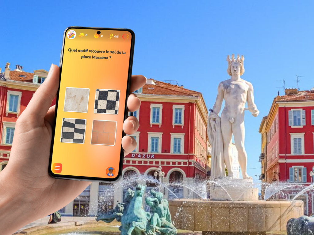 Quel motif recouvre le sol de la place Masséna ?