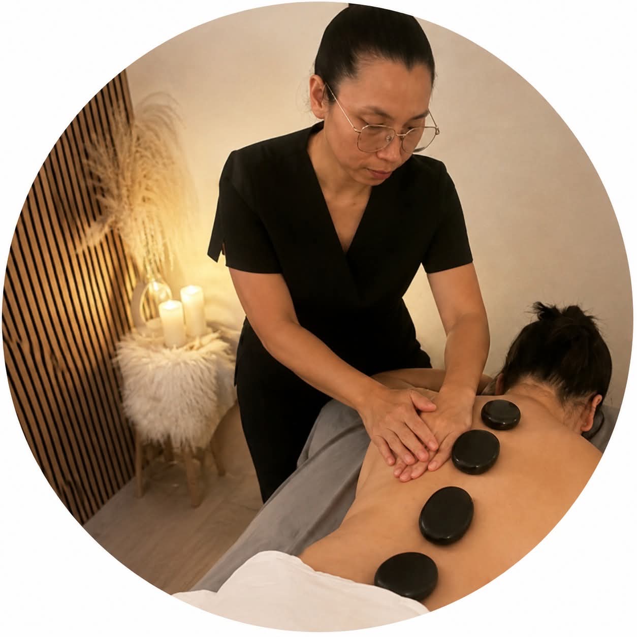 Arlyn Dela Cruz tijdens een hotstone massage