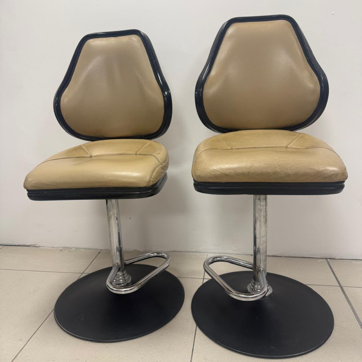 Pair of Vintage Bar Stools (Beige/Black)