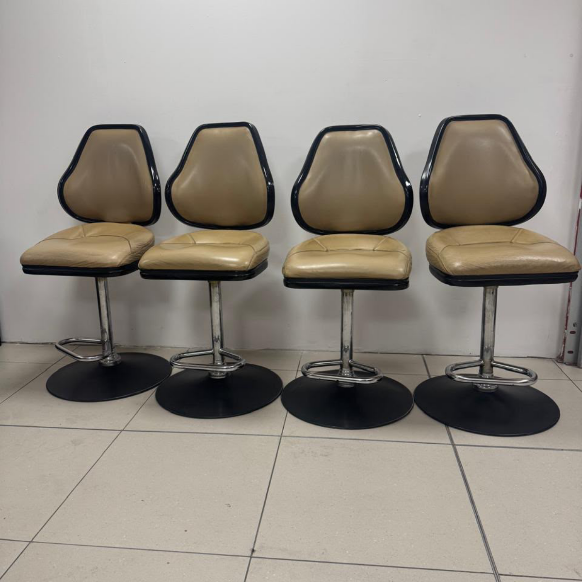 Set of 4 Swivel Bar Stools (Beige)