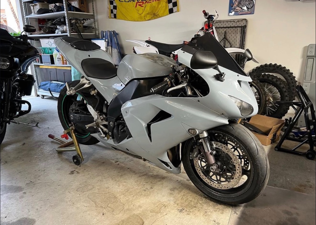 2007 Kawasaki ZX10R view 2