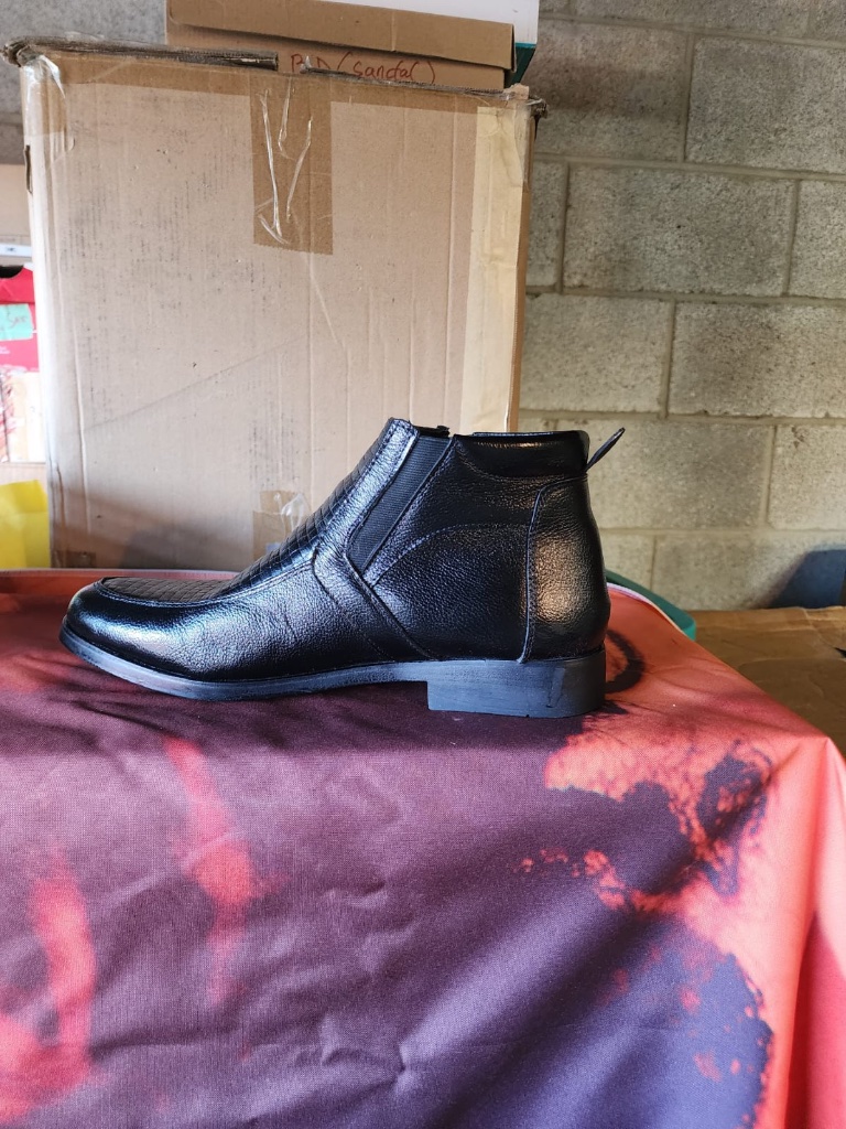 6886 Black