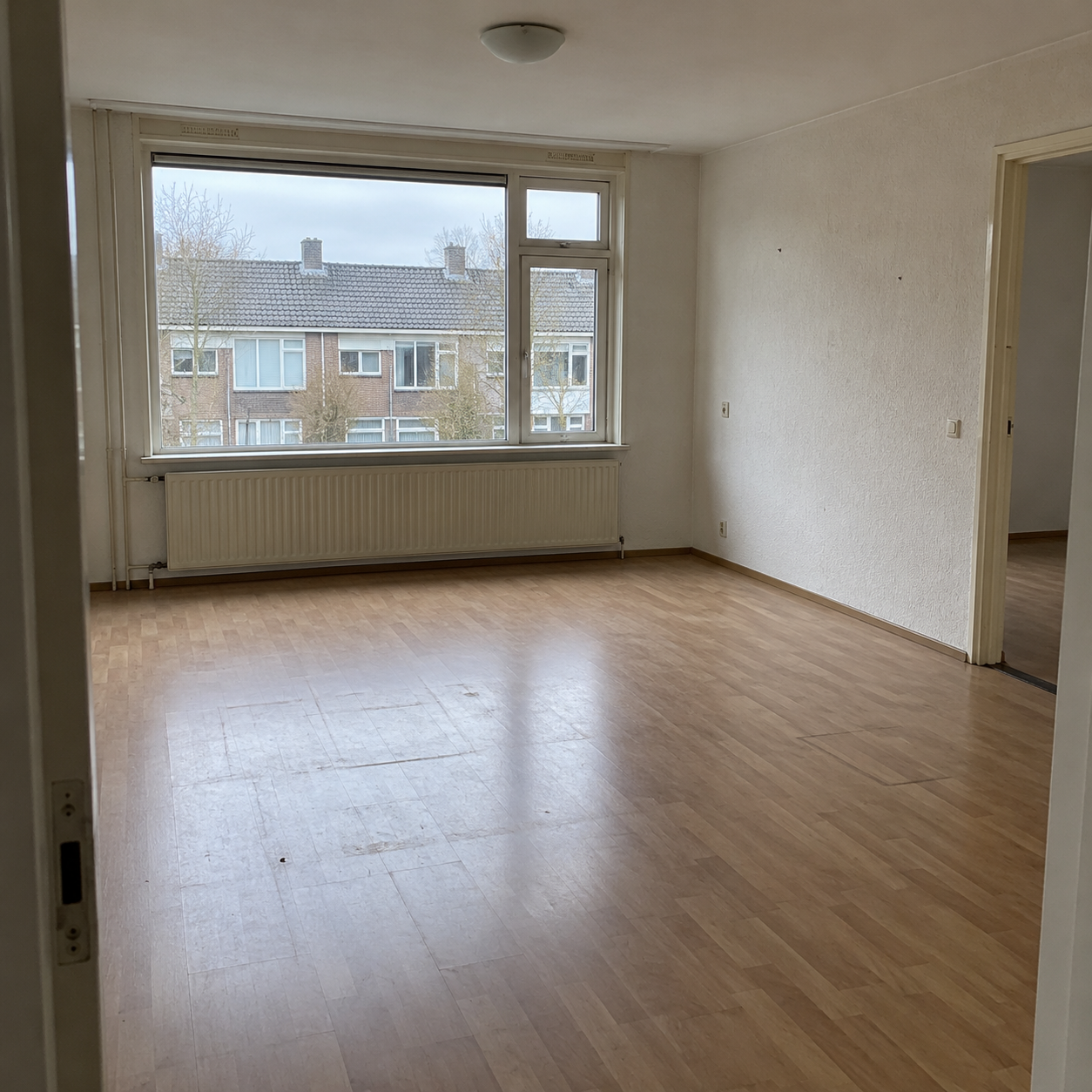 Leeg en bezemschoon opgeleverde woonkamer